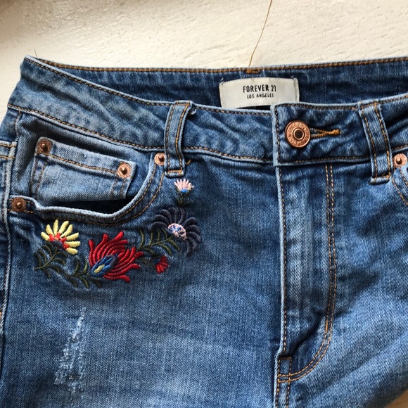 SUPER TRENDY EMBROIDERED DISTRESSED JEANS - Picture 4 of 5
